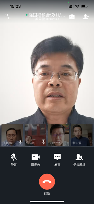 说明: 屏幕上有男人的照片上写着字描述已自动生成